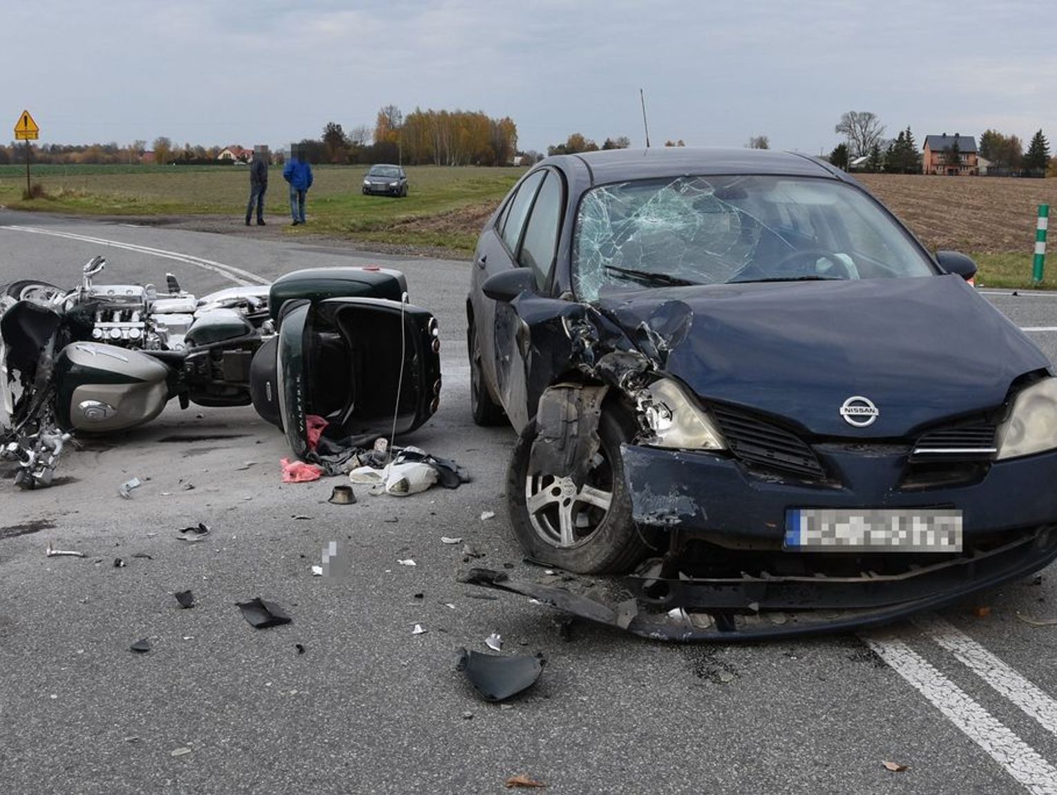 Nissan wjechał w motocyklistę. Jedna osoba trafiła do szpitala