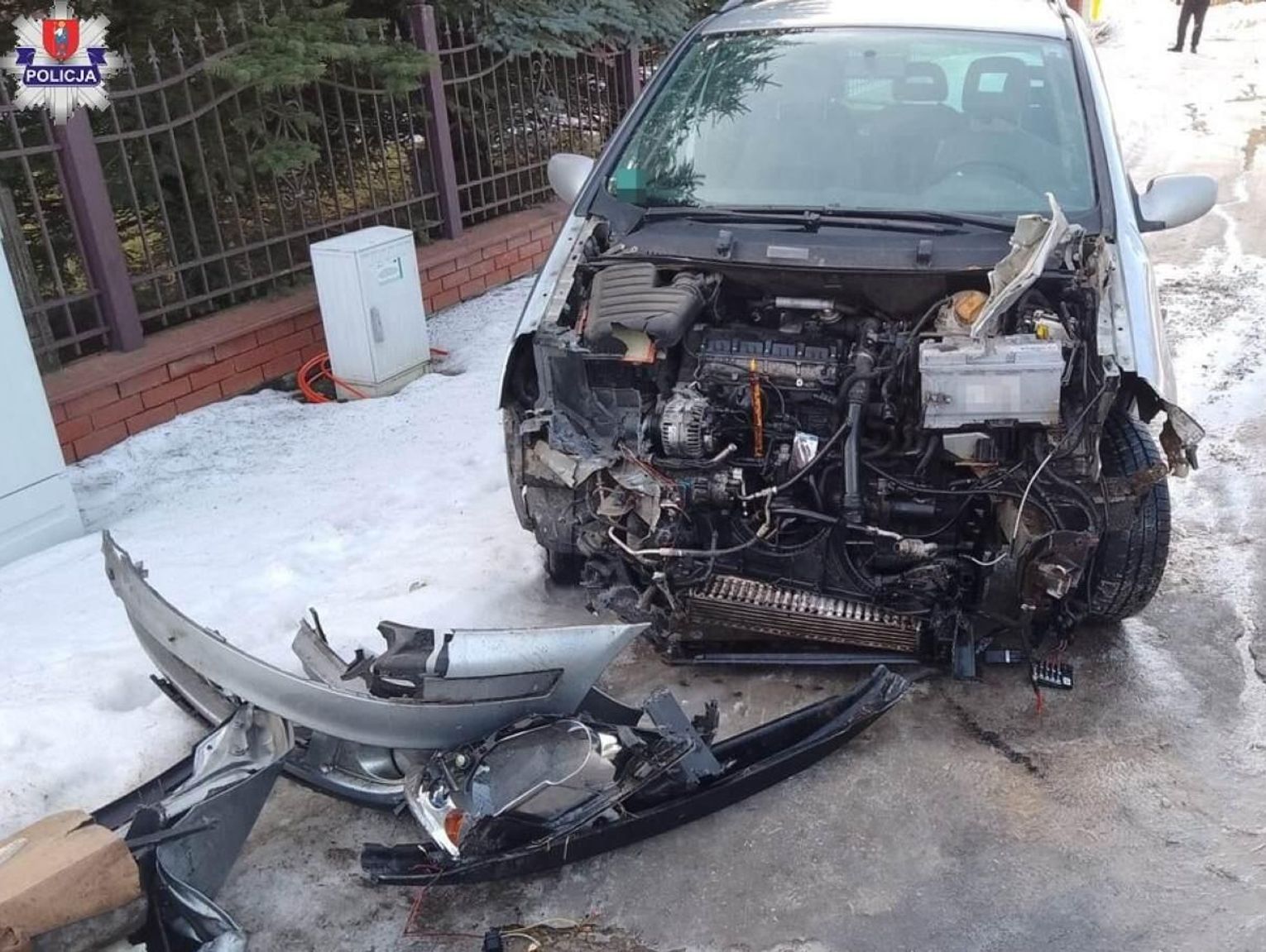 Lubelskie. O krok od tragedii w Szopinku. Ford wjechał wprost pod pociąg do Hrubieszowa