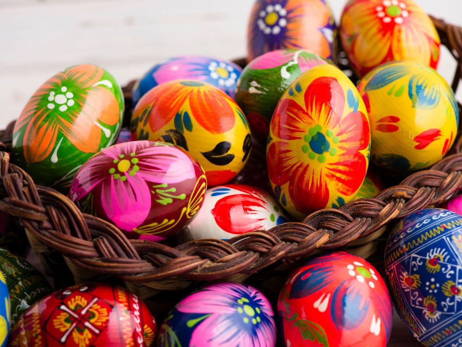 Od pogańskich wierzeń do świątecznego stołu. Skąd się wzięły pisanki?