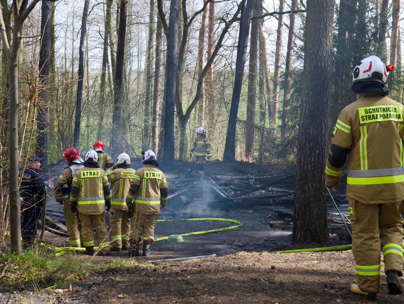 Pożar w ośrodku wypoczynkowym. Ogień strawił domek w Mierzwicach Starych (ZDJECIA)