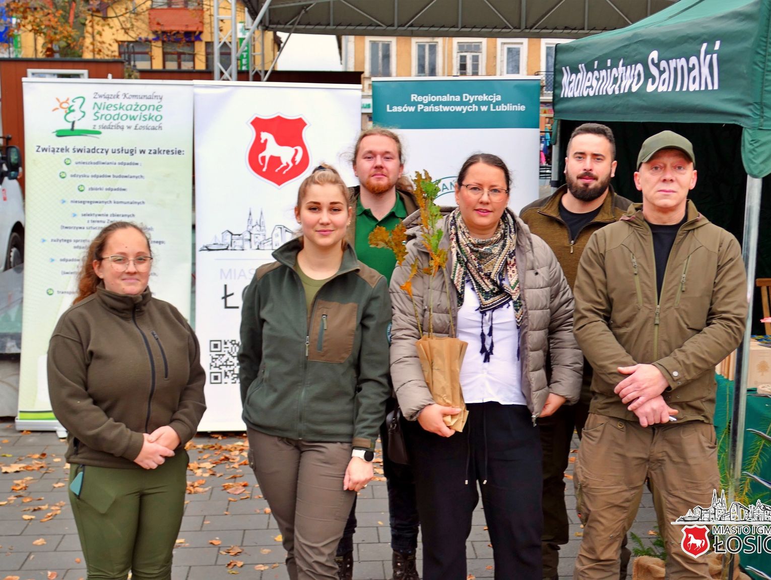 Papier zamienili na dęby. Ekologiczna akcja w łosickim parku
