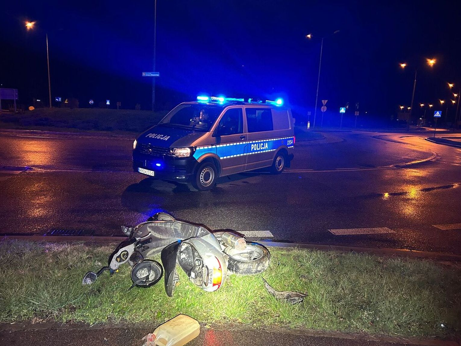 Parczew: Nastolatek na kradzionym skuterze uciekał policji. Przy zatrzymaniu stawiał opór