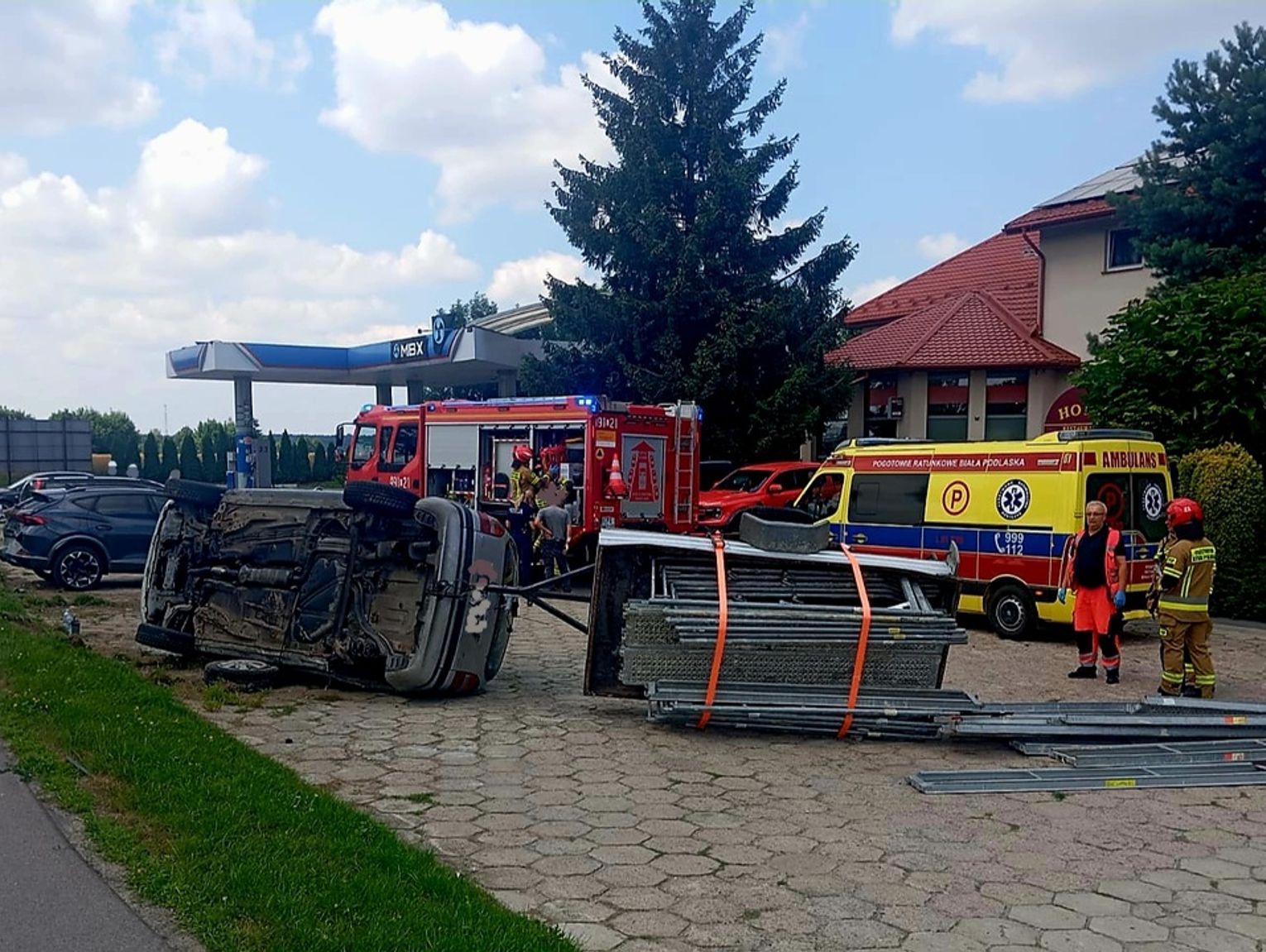 Parczew. Opel z przyczepką wypadł z drogi i uderzył w zaparkowane auto