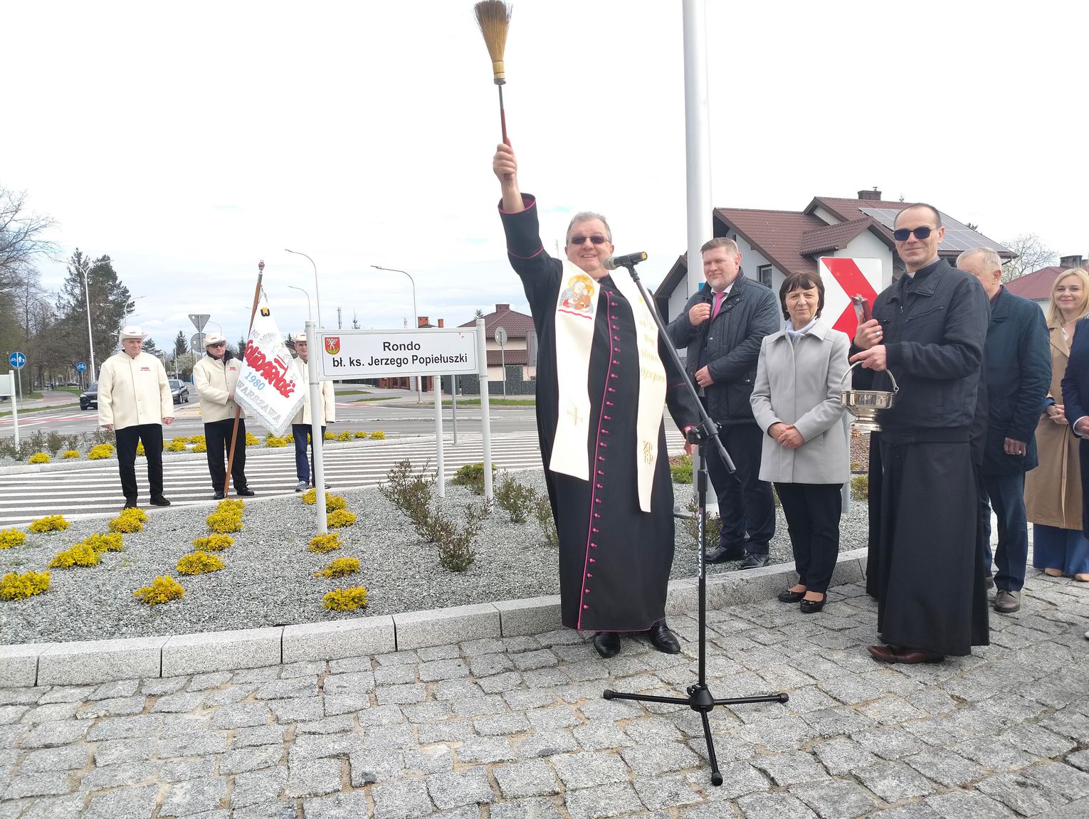 Biała Podlaska. Pielgrzymi Solidarności odsłaniali nazwę ronda