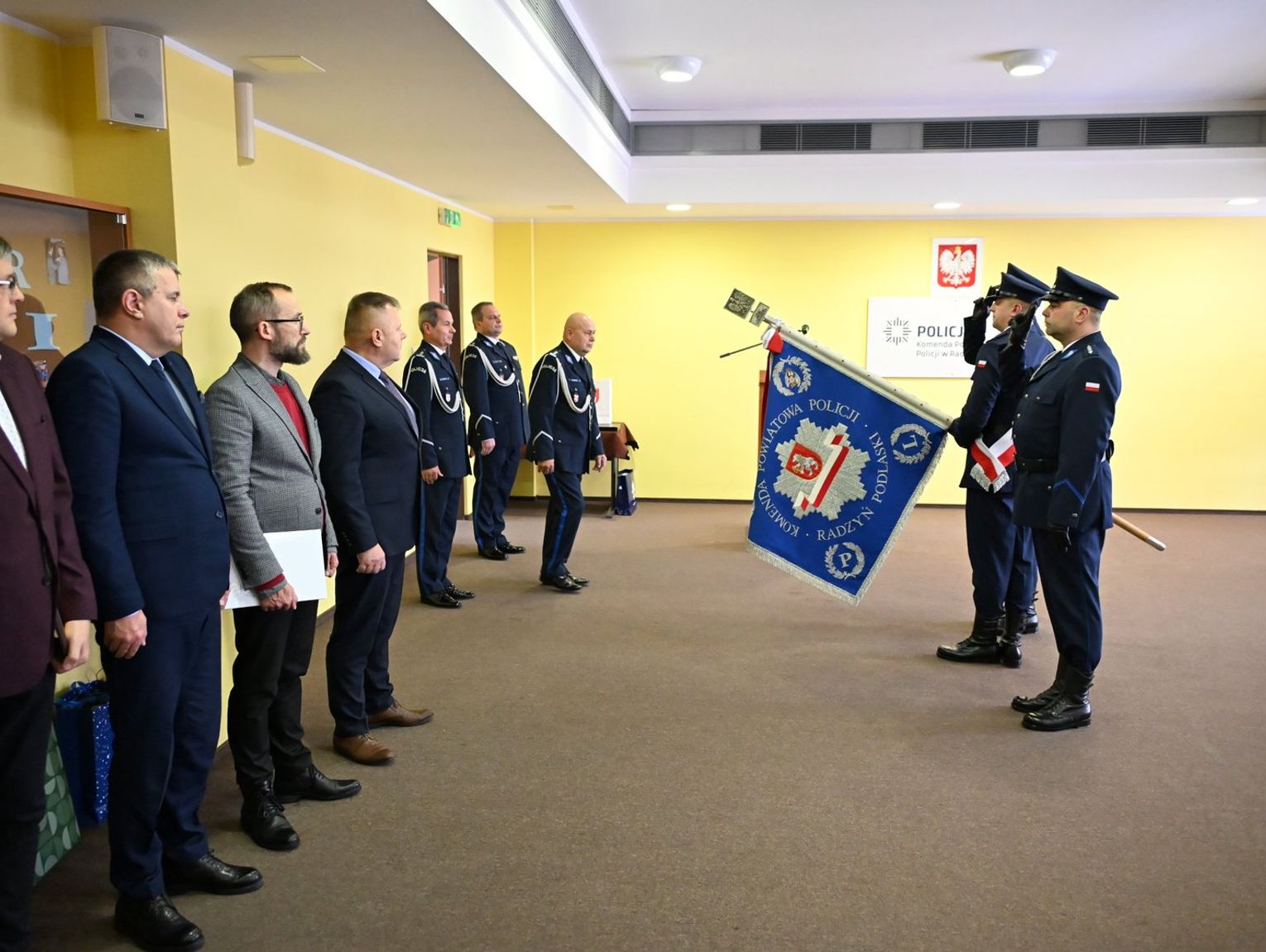 Podziękowali komendantowi za służbę. Czego życzył starosta?