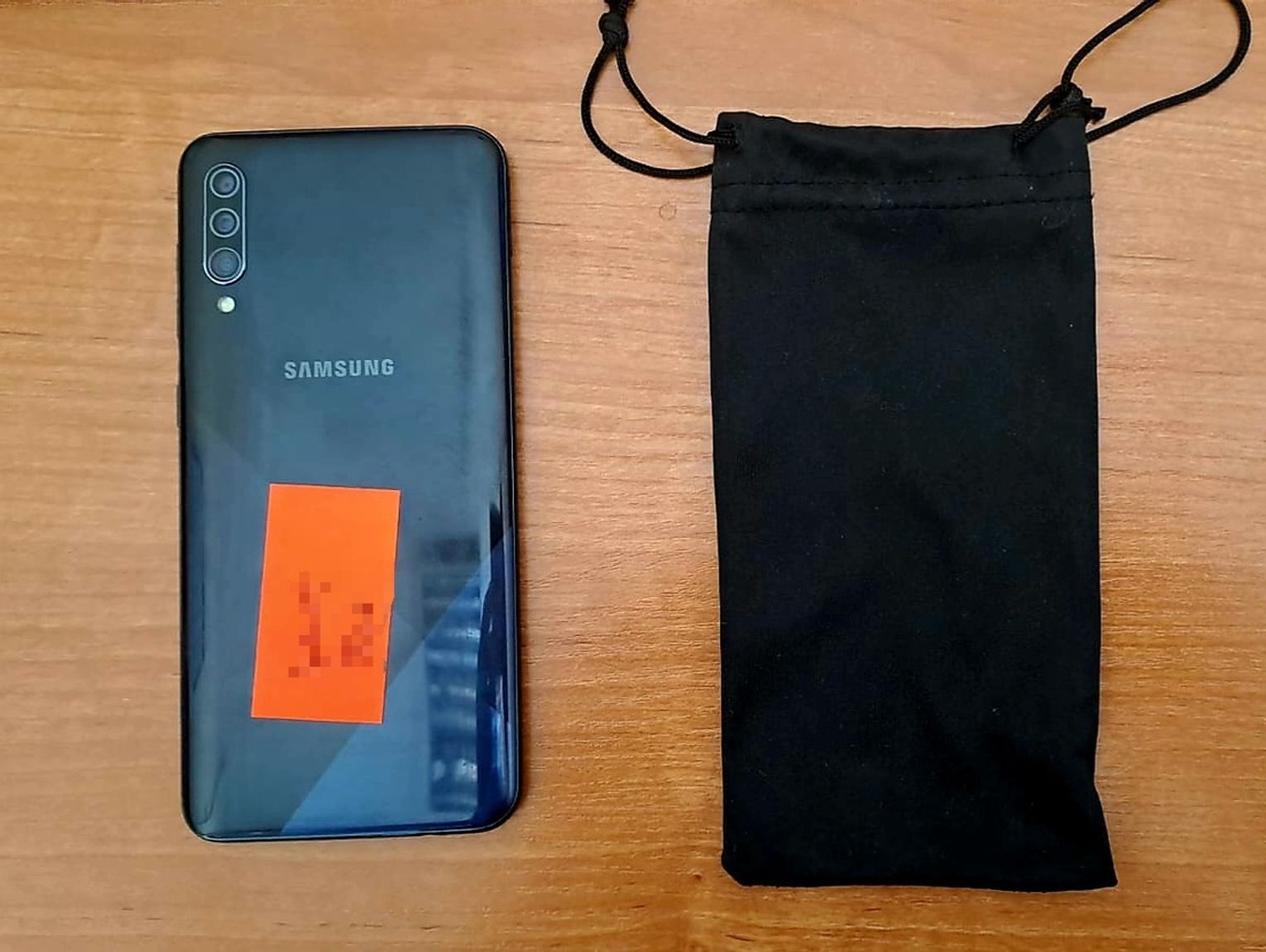 Policja szuka właściciela telefonu. Zguba ma charakterystyczną naklejkę