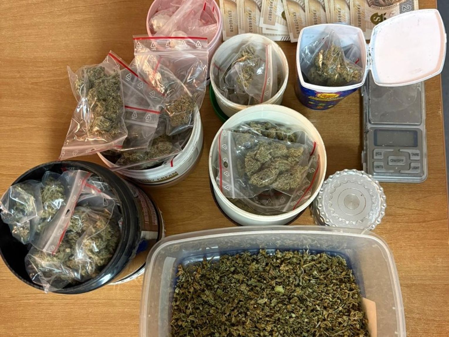 Policjanci z Łosic znaleźli narkotyki i skradzioną przyczepkę