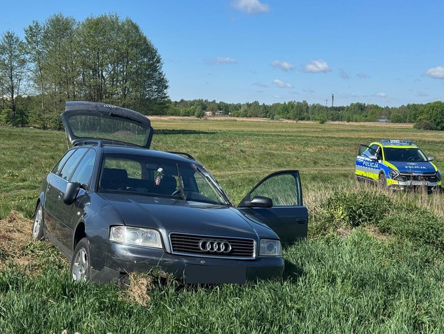 Policyjny pościg ulicami Białej Podlaskiej. Audi zawisło na skarpie