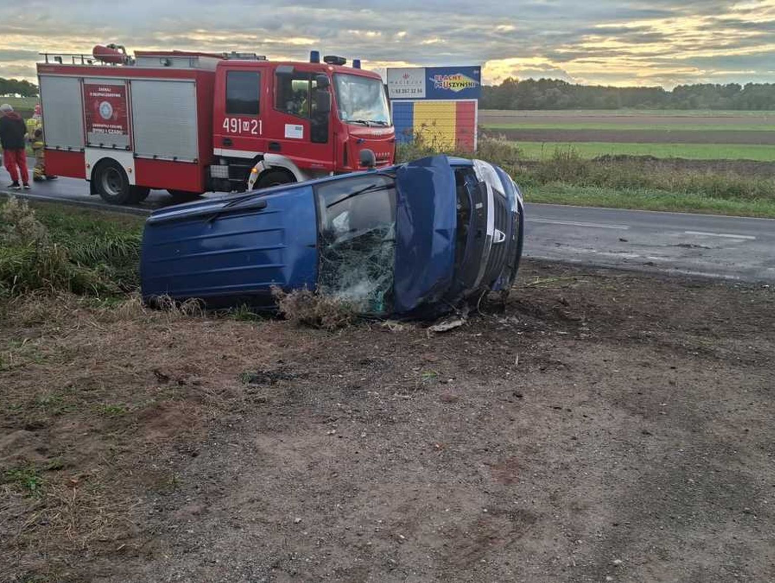 Pow. łosicki. Pijany z zakazem i listem gończym dachował samochodem