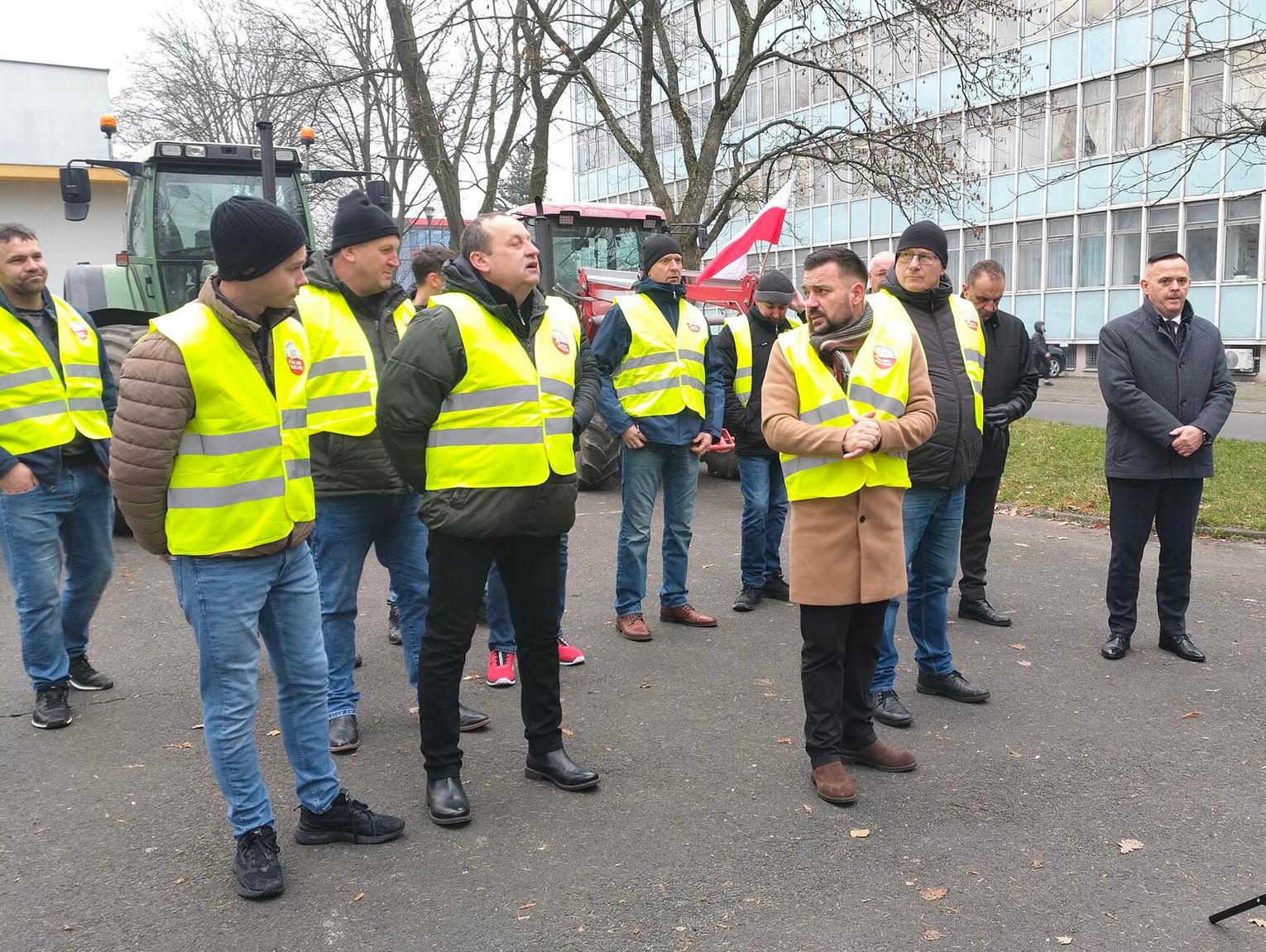 POWIAT BIASLKI: Stanęli pod starostwem w geście solidarności z kolegami protestującymi w Brukseli [FILM]