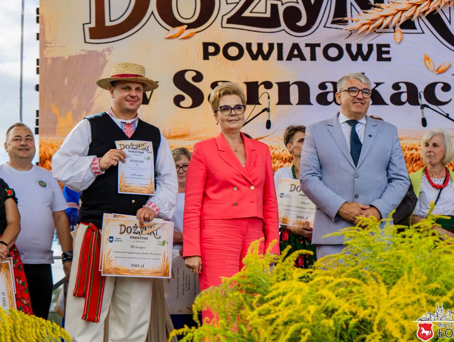 Powiat łosicki podziękował za zbiory. Dożynkowy korowód i tłumy w Sarnakach [GALERIA ZDJĘĆ]
