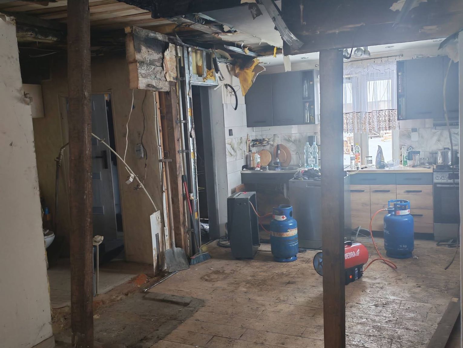 W Kobylanach spłonął dom. Trwa zbiórka pomocy młodemu małżeństwu [ZDJĘCIA]