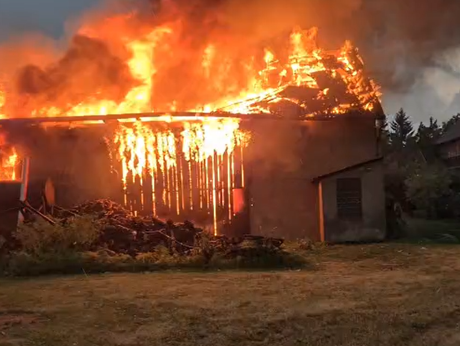 Pożar w Rakowiskach. Służby walczą z ogniem i skutkami burzy [WIDEO, ZDJĘCIA]