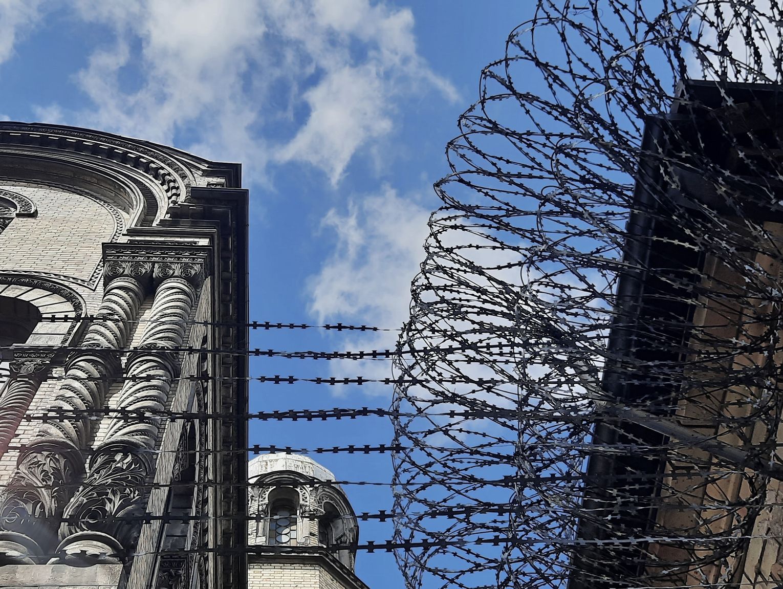 Próba ucieczki z lubelskiego aresztu. Przepiłowali kraty i weszli na dach