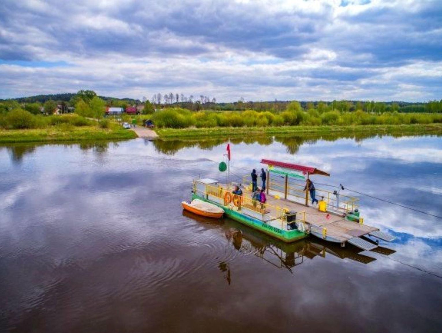 Prom już pływa przez Bug