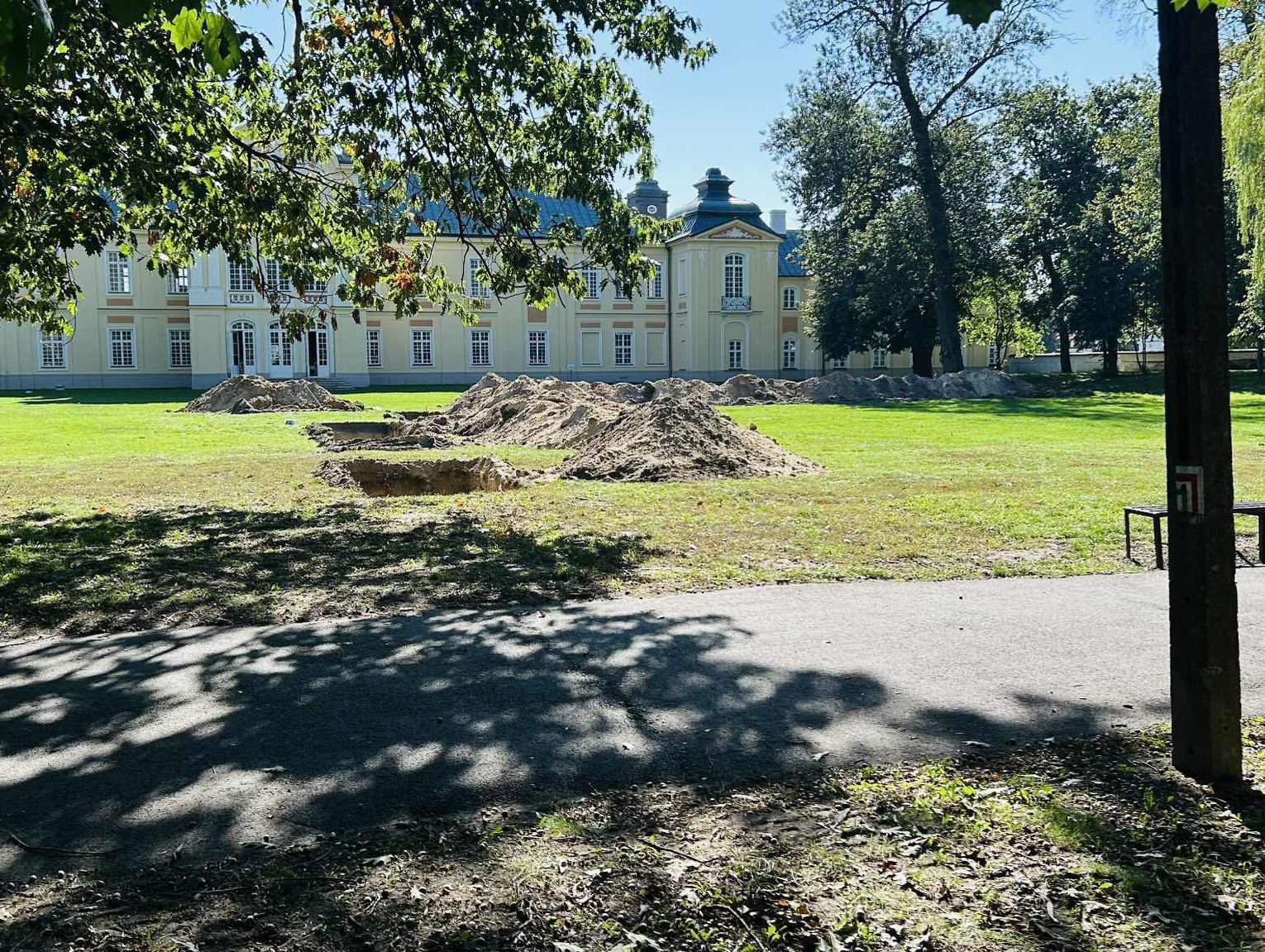 Przed pałacem odkrywają artefakty. W pałacu technologię VR