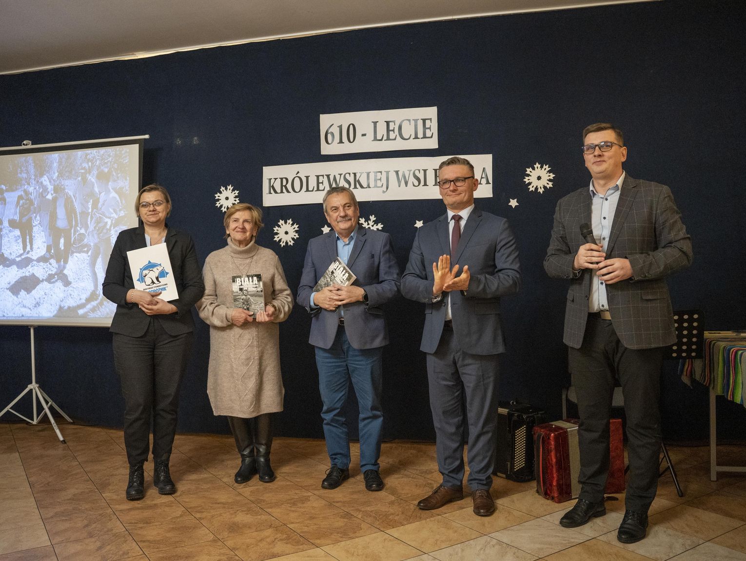 Publikacja o królewskiej wsi, jak międzypokoleniowy most