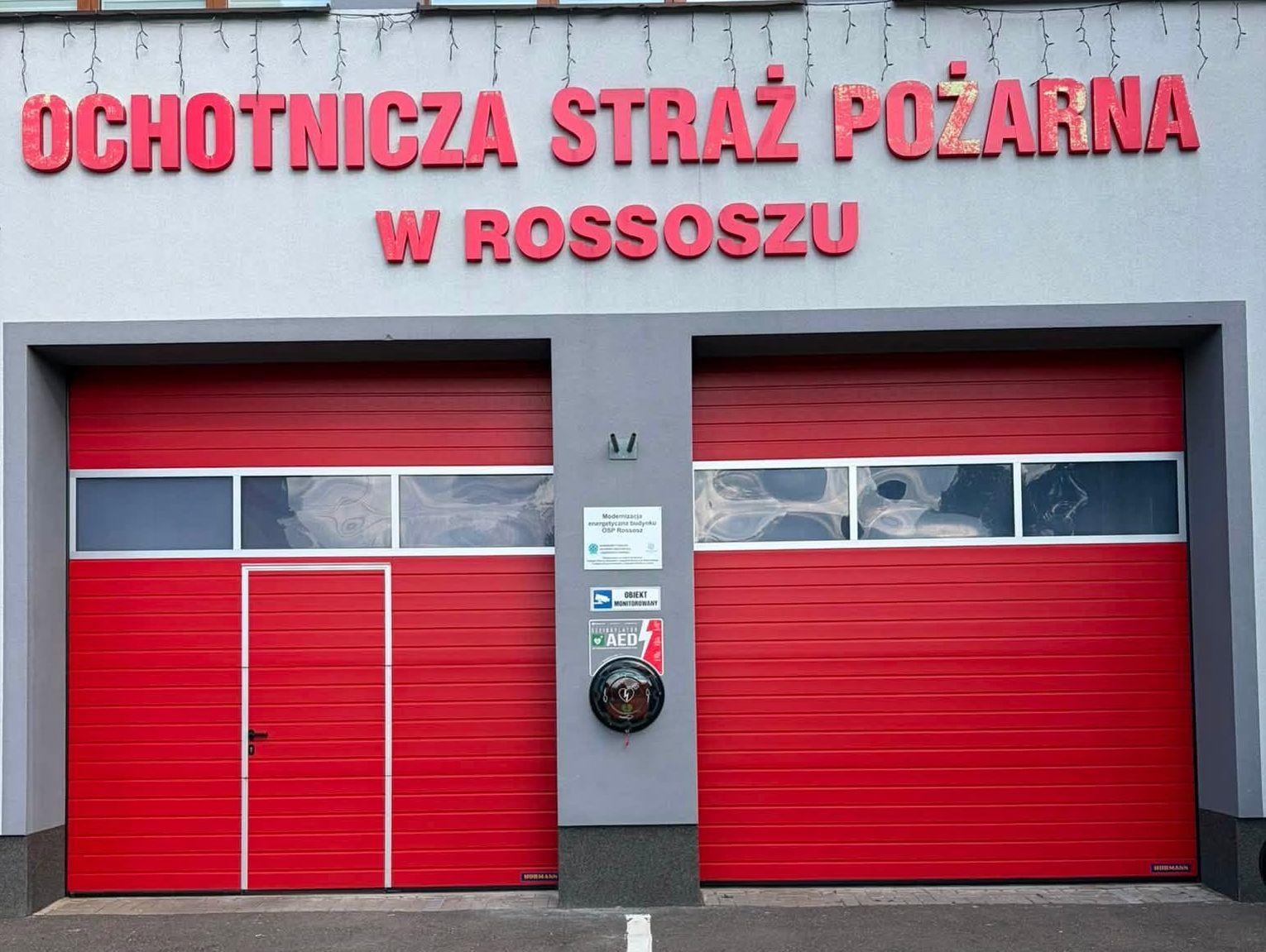 Rossosz. Na budynku OSP zamontowano defibrylator AED
