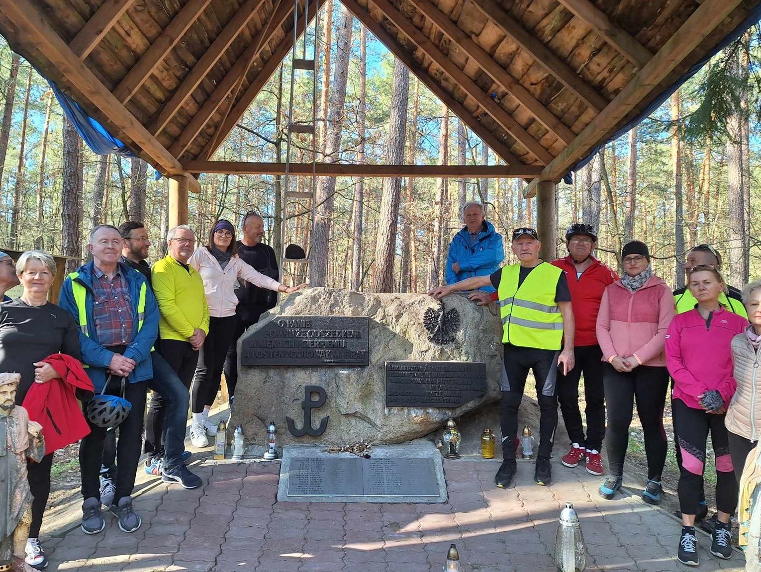 Rowerowa drużyna na szlaku historycznej pamięci