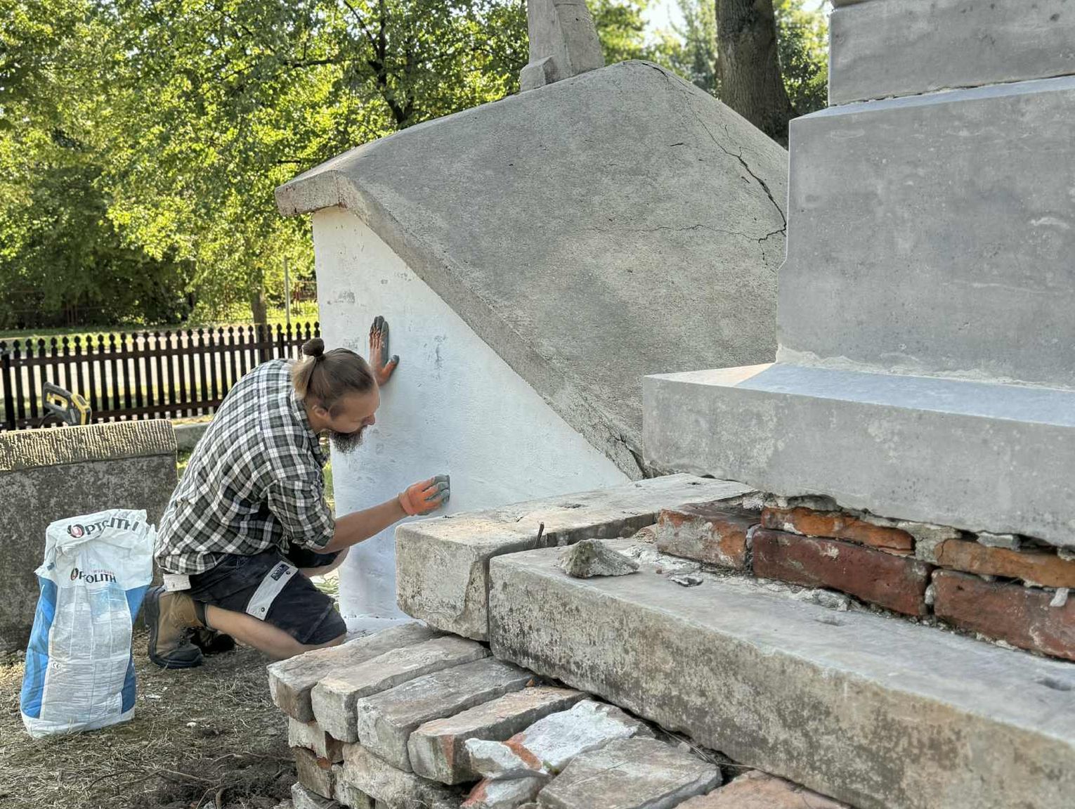 Ruszyły prace konserwatorskie na wisznickiej nekropolii [ZDJĘCIA]