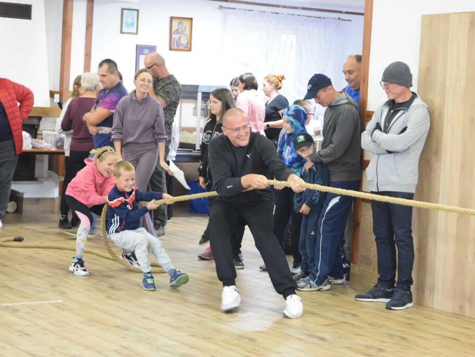 Rzucali kaloszem i przeciągali linę