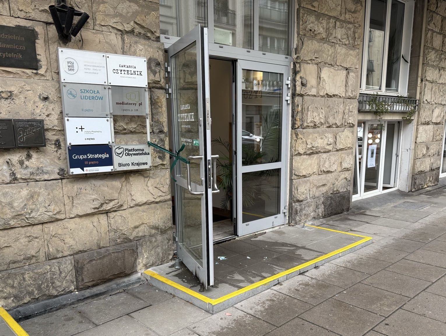 Rzucił koktajlem Mołotowa w siedzibę PO. Mieszkaniec pow. łosickiego zatrzymany