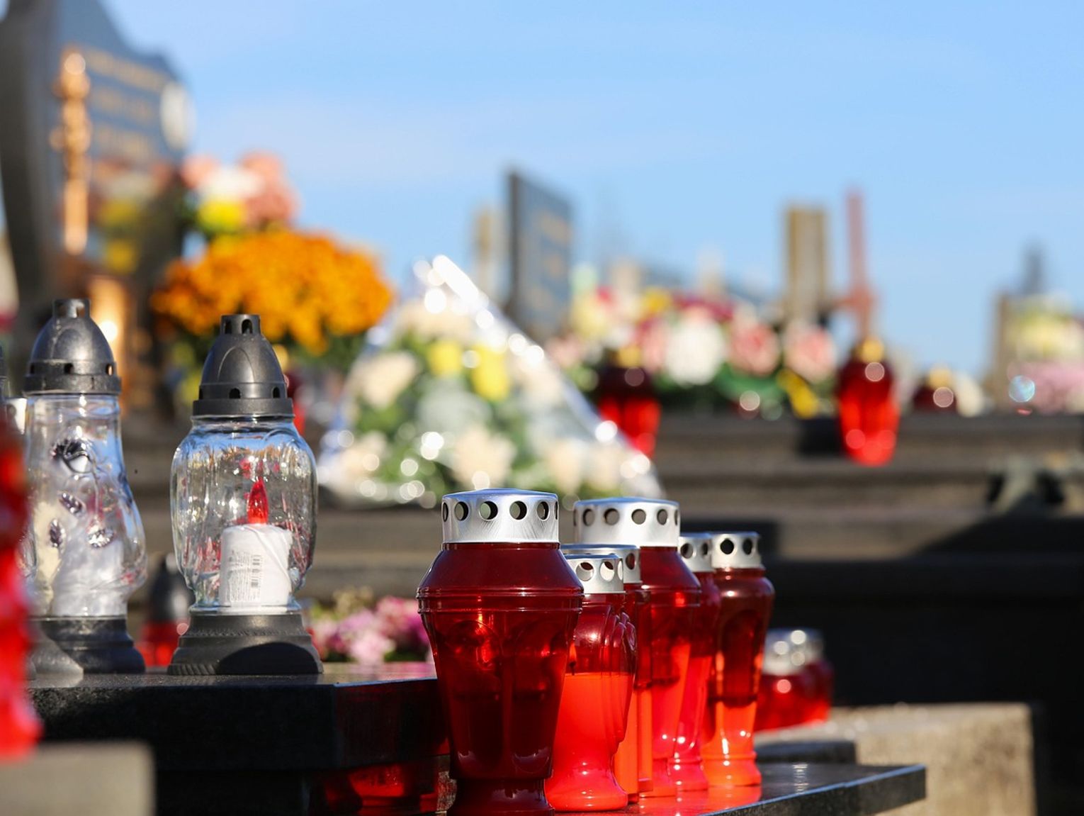 Sezon na cmentarne kradzieże. Policja ostrzega przed złodziejami