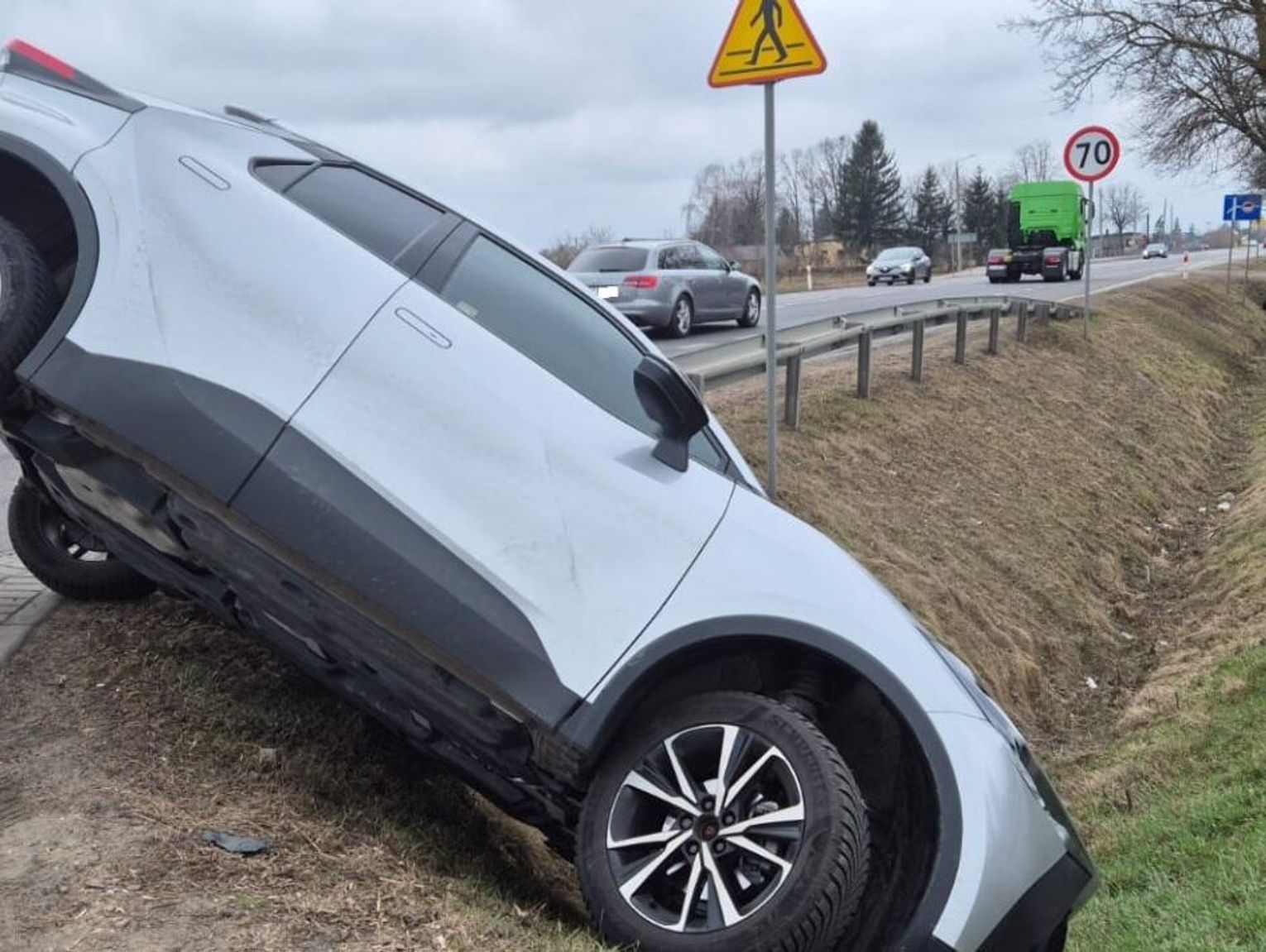 Sławacinek Nowy. Samochód wpadł do rowu