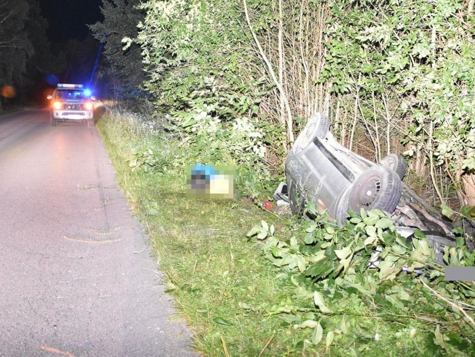 Sławatycze Kolonia. Dachował samochód