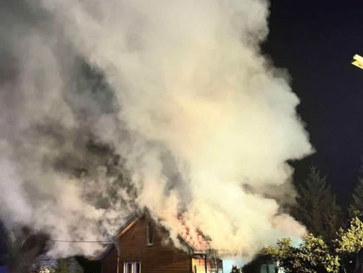 Spłonął im dom. Strażacy proszą o pomoc w uprzątnięciu pogorzeliska [ZDJĘCIA]