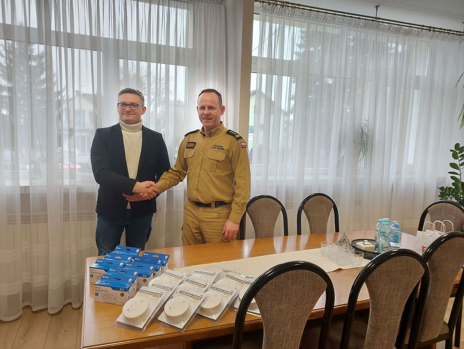 Strażacy przekazują czujniki dymu mieszkańcom gmin