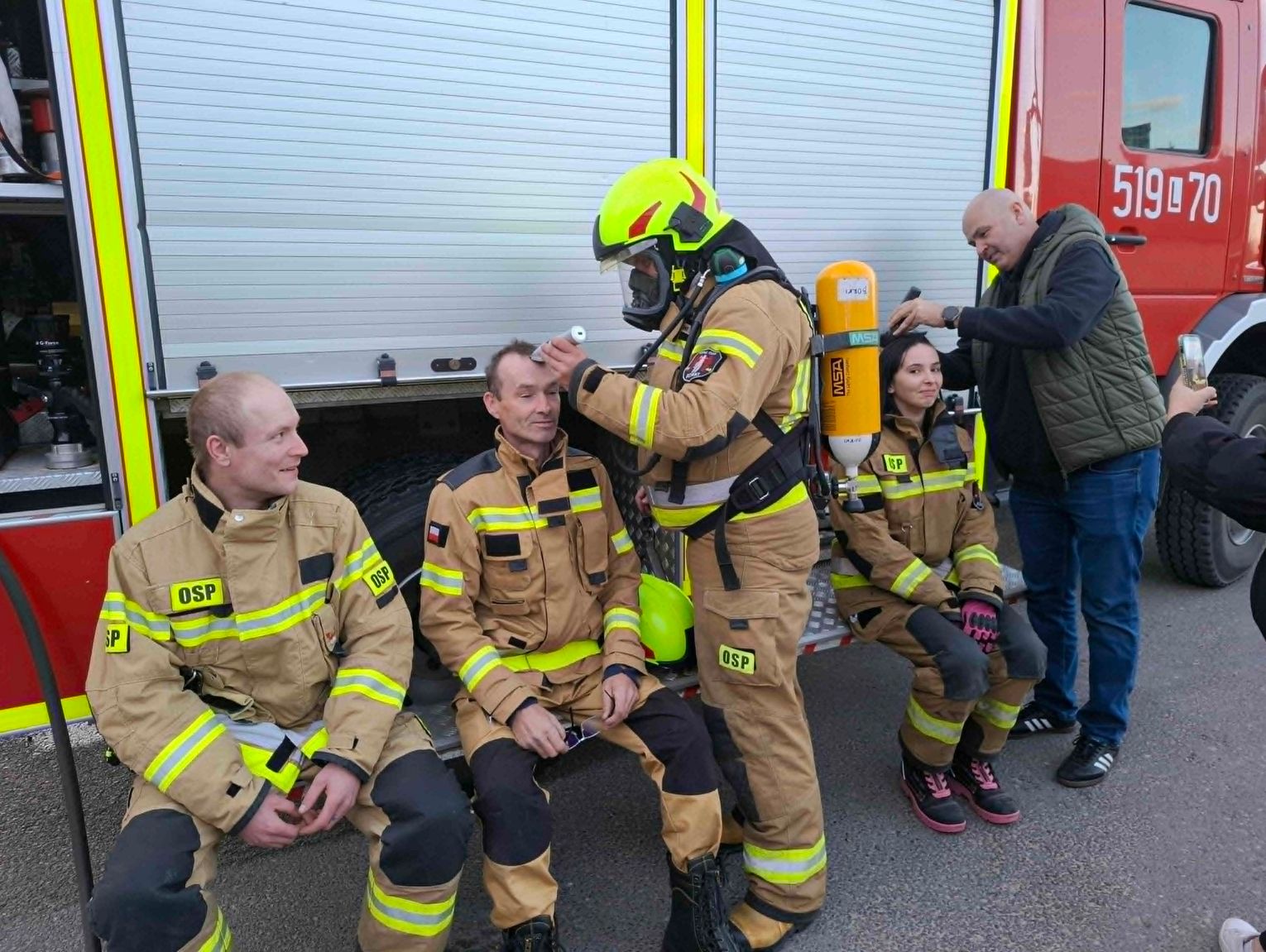 Strażacy z Bork gasili raka. Poleciały pukle włosów [FILM]