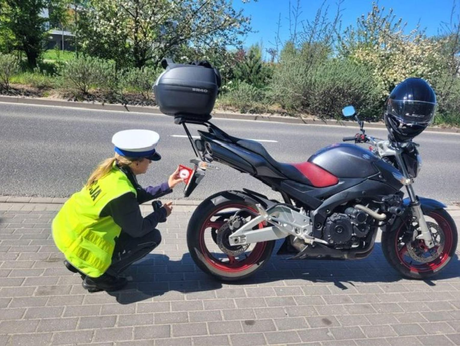 Tego jeszcze nie było. Policja patroluje ulice z kątomierzami [ZDJĘCIA]