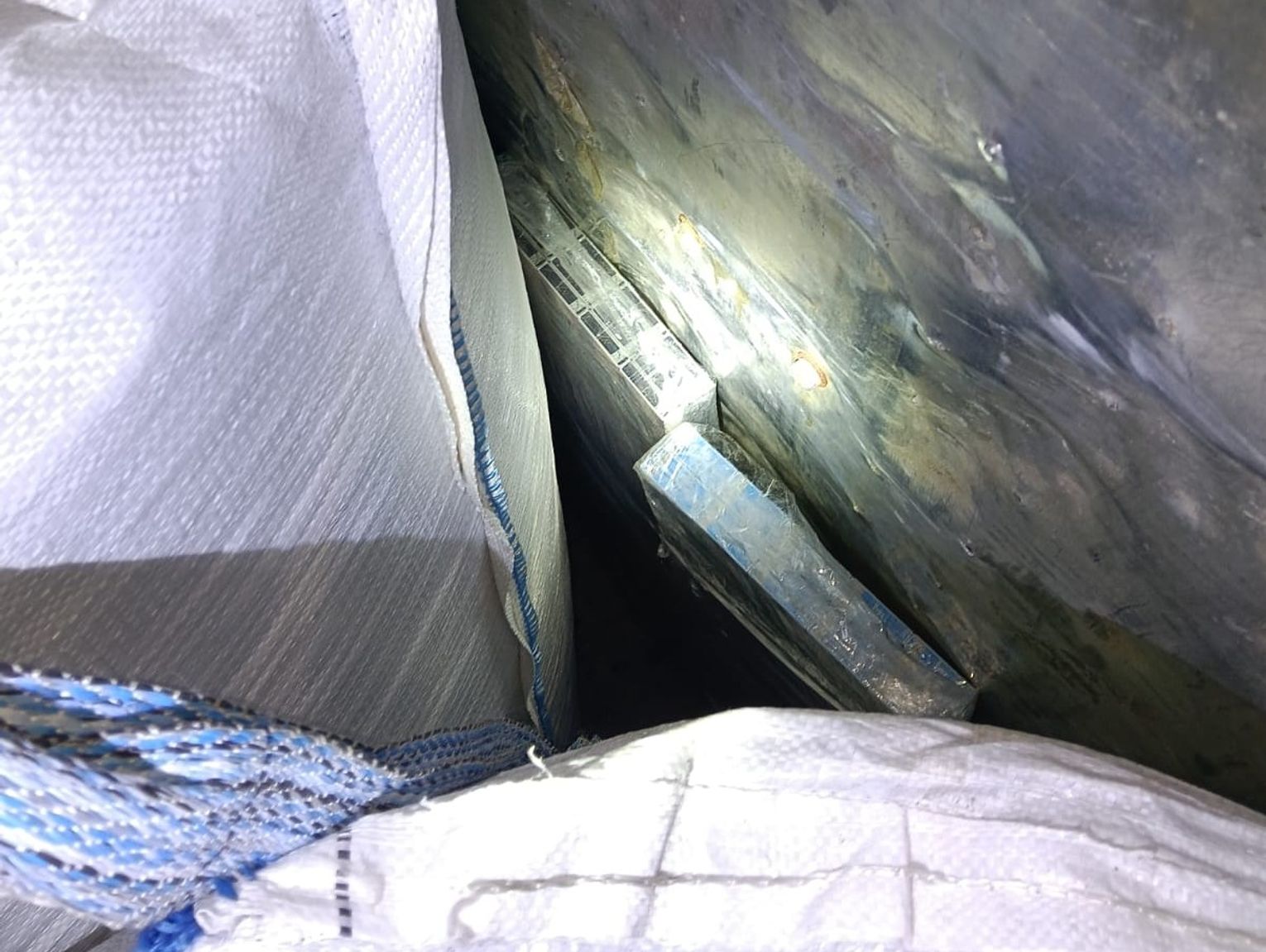 Terespol. Tysiące praczek papierosów między workami z pelletem