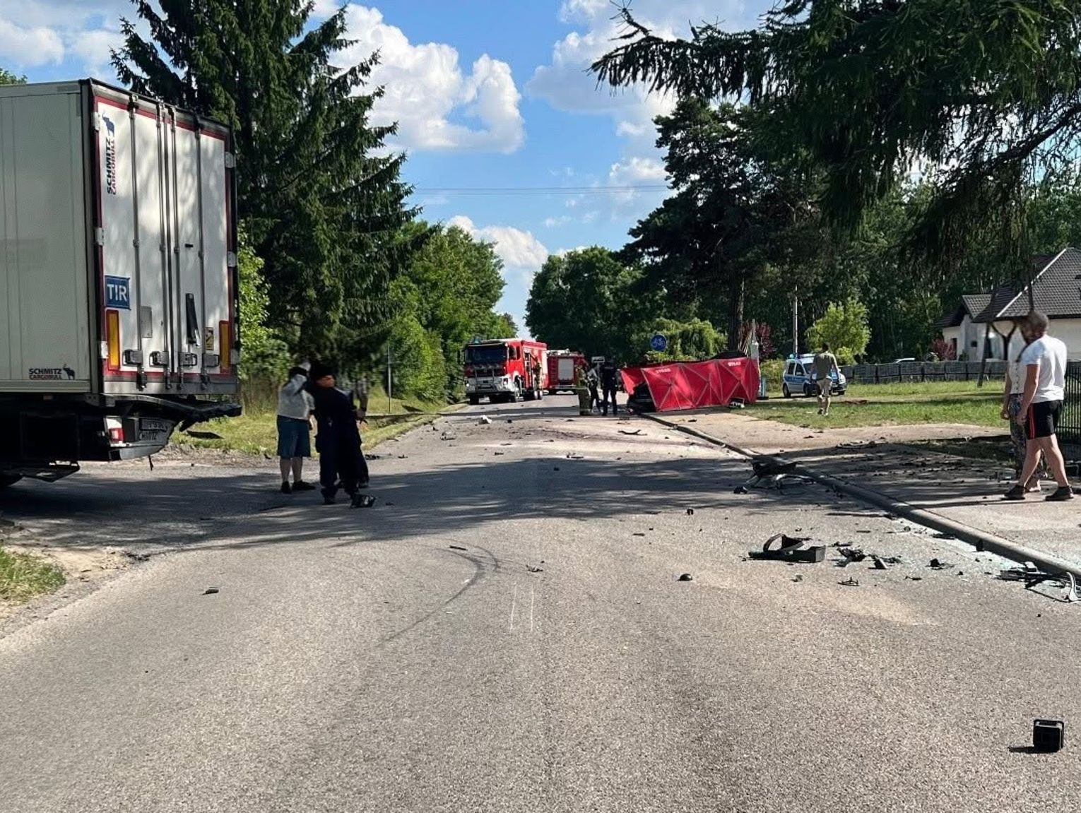 Śmiertelny wypadek w Niemojkach. Audi uderzyło w naczepę ciężarówki