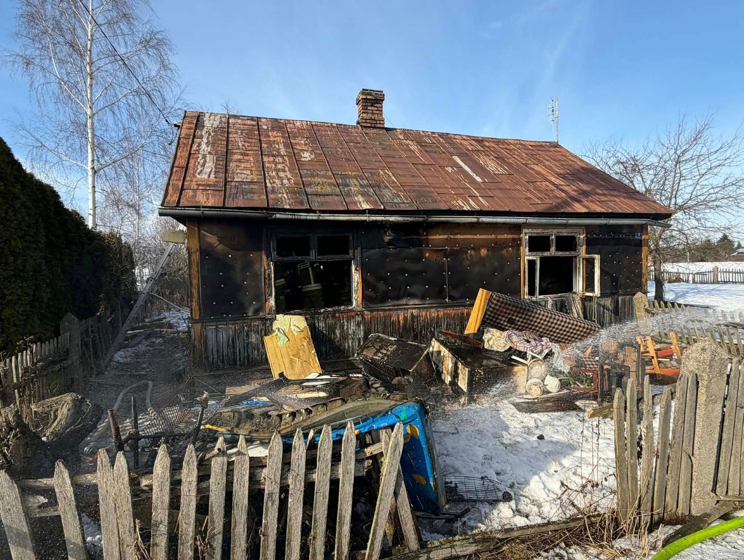 Tragiczny pożar w Nowosiółkach. Nie żyje kobieta [ZDJĘCIA]
