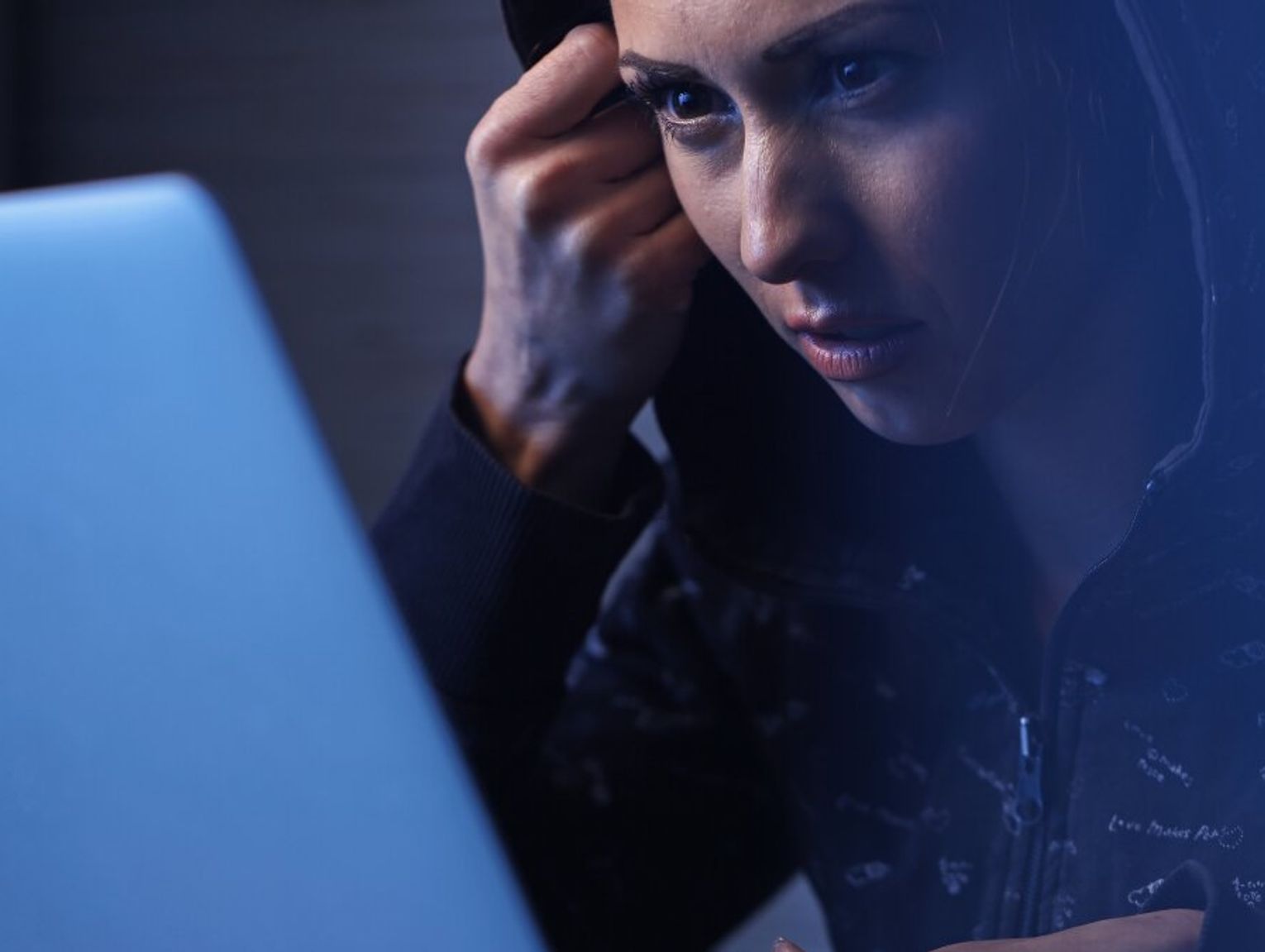 Tworzą fikcyjne twarze i fałszywe inwestycje. Reklamy na FB przynoszą miliardy