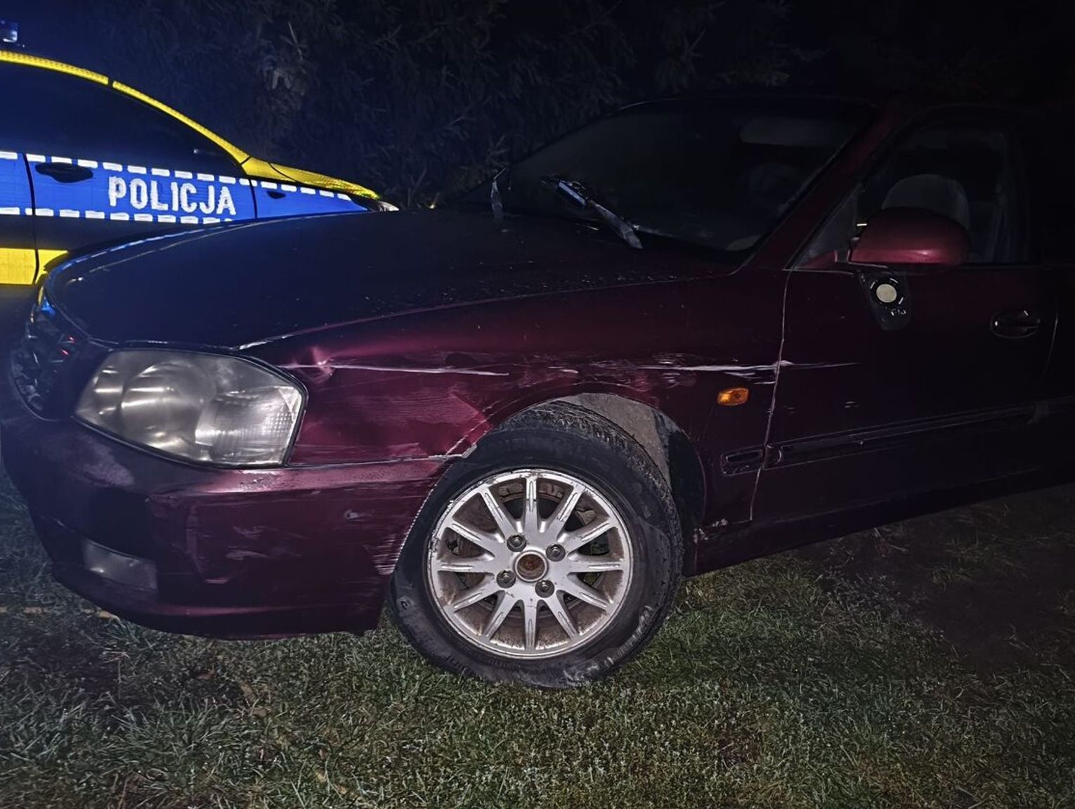 Uderzył w auto jadące z naprzeciwka i odjechał