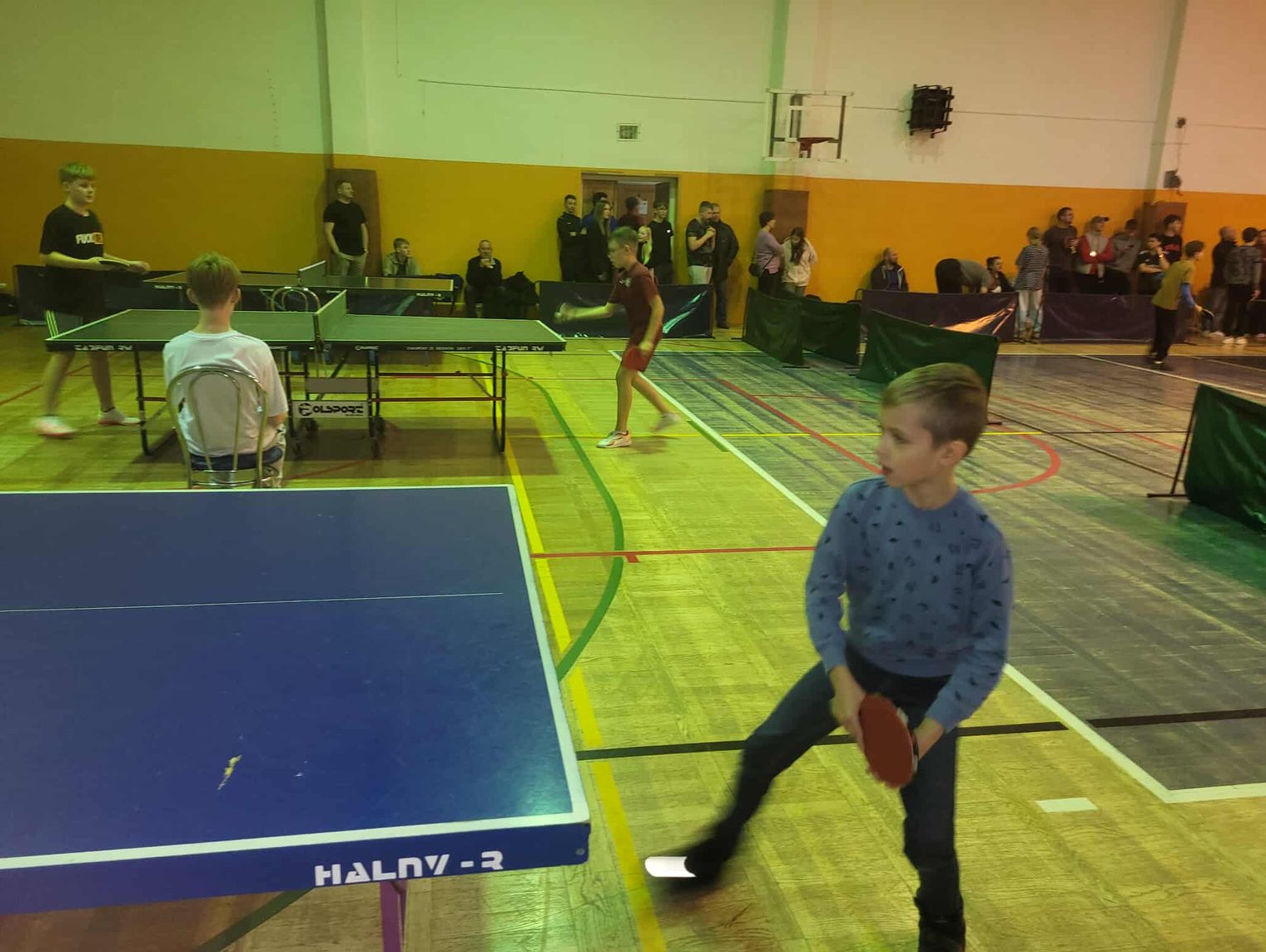 Walczyli przy stołach tenisowych