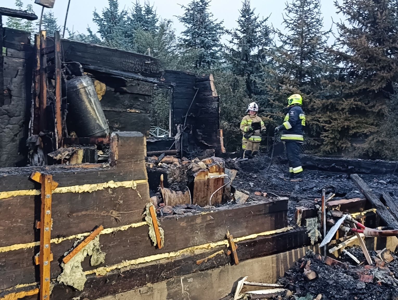 W zgliszczach znaleźli dwa ciała