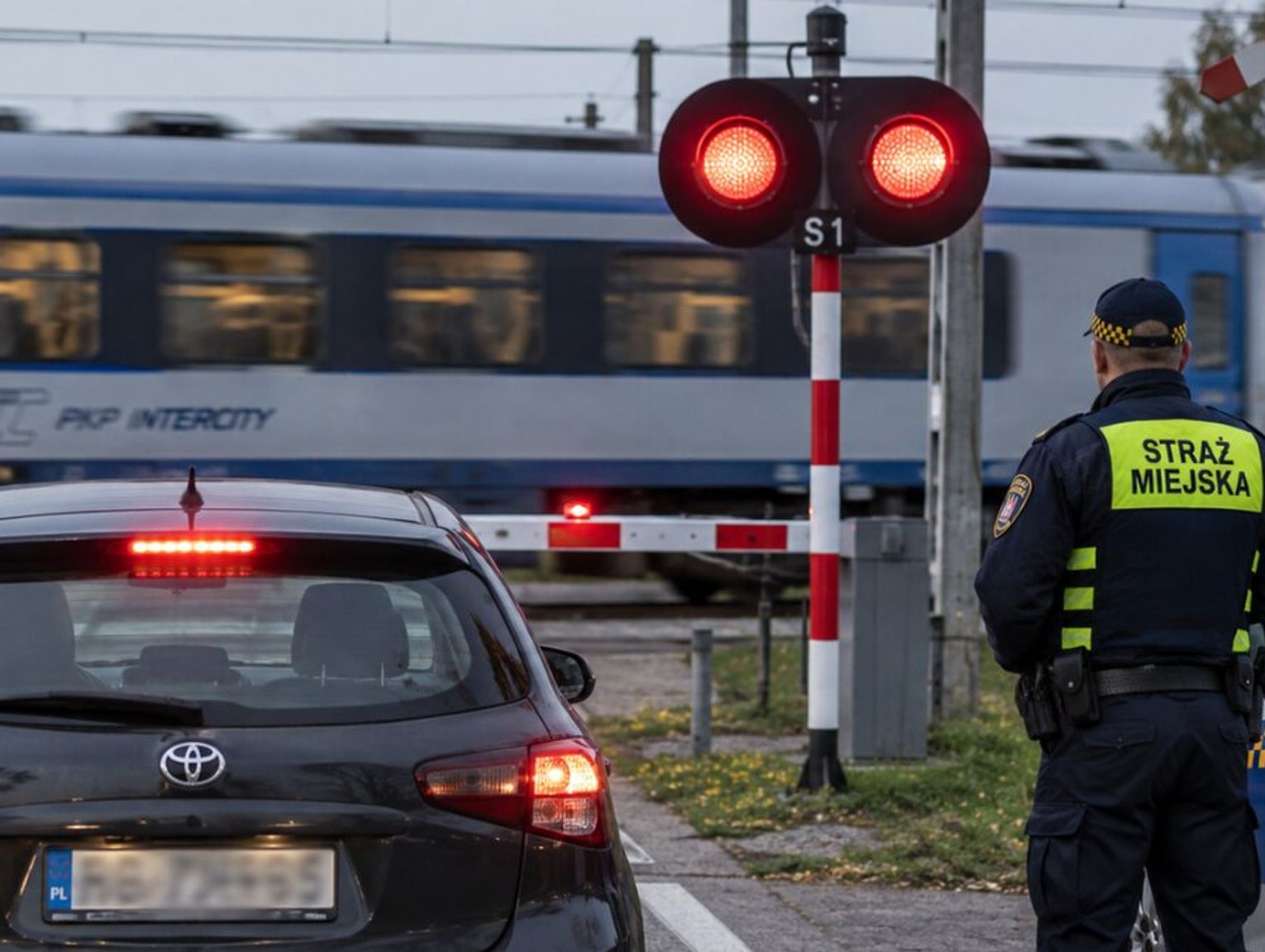 Ważna zmiana na przejazdach: mandaty wystawi nam nie tylko policja