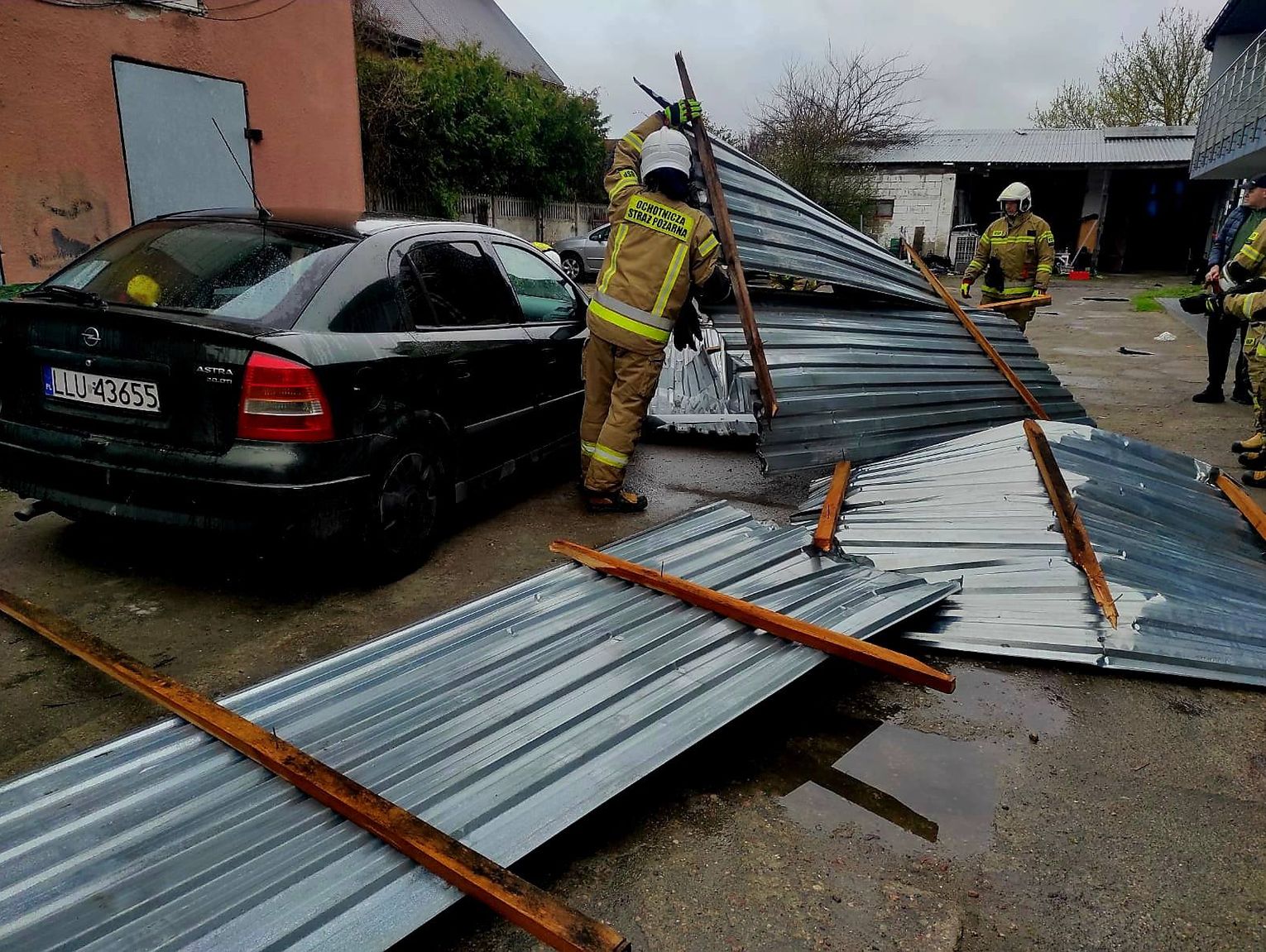 Wichura zrywała dachy i pozbawiała prądu. Uszkodzone poszycie budynku międzyrzeckiego szpitala