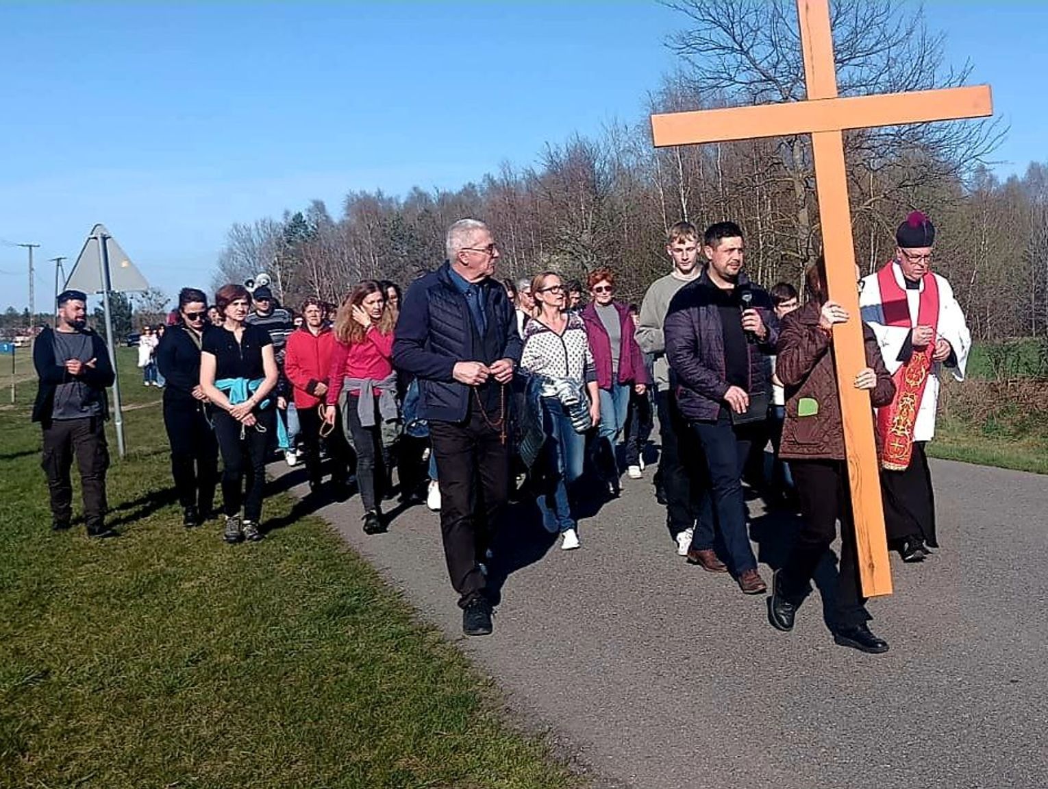 Wierni przeszli drogę krzyżową z Rossosza do Romaszek [ZDJĘCIA]
