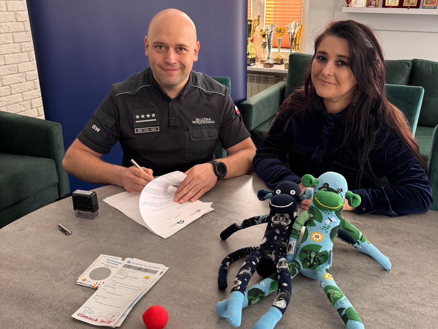 Więźniowie szyją uśmiech. kooperacja bialskiego więzienia z Fundacją Dr Clown