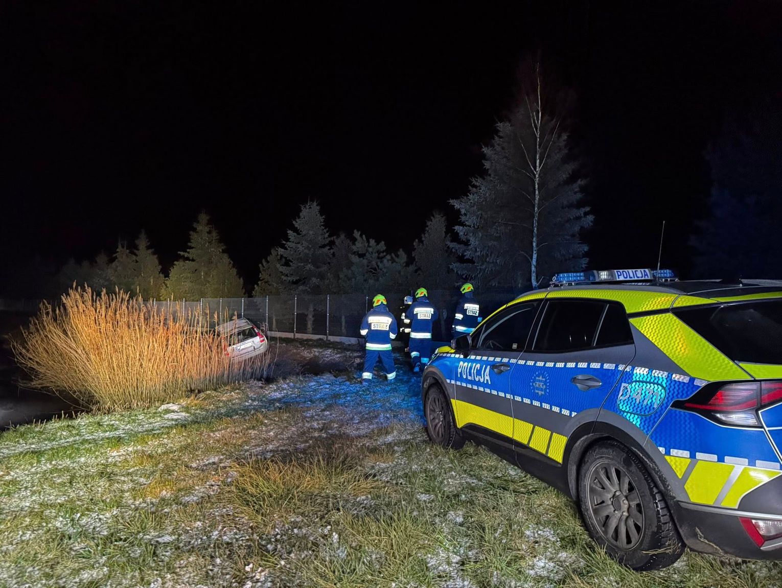 Wjechał autem do jeziora. Przed policją uciekł na pękający lód [ZDJĘCIA]