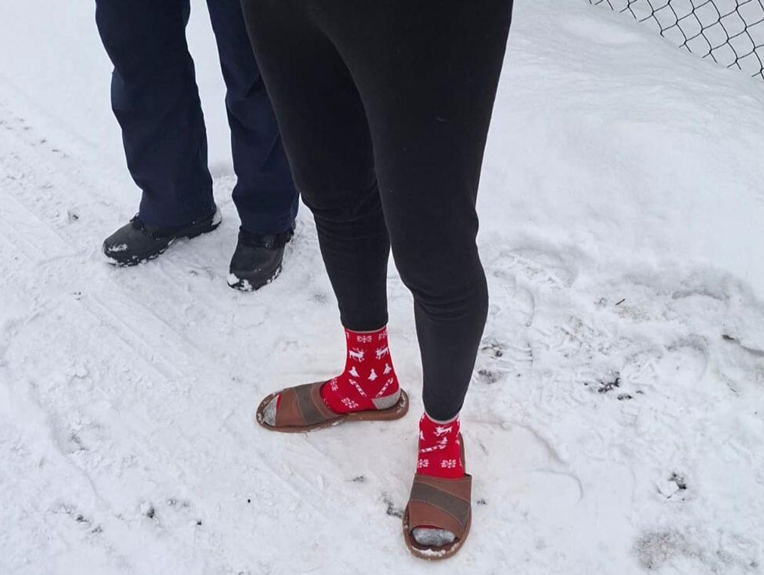 Włamał się do domu, zjadł kiełbasę, włożył skarpety właściciela i poszedł spać