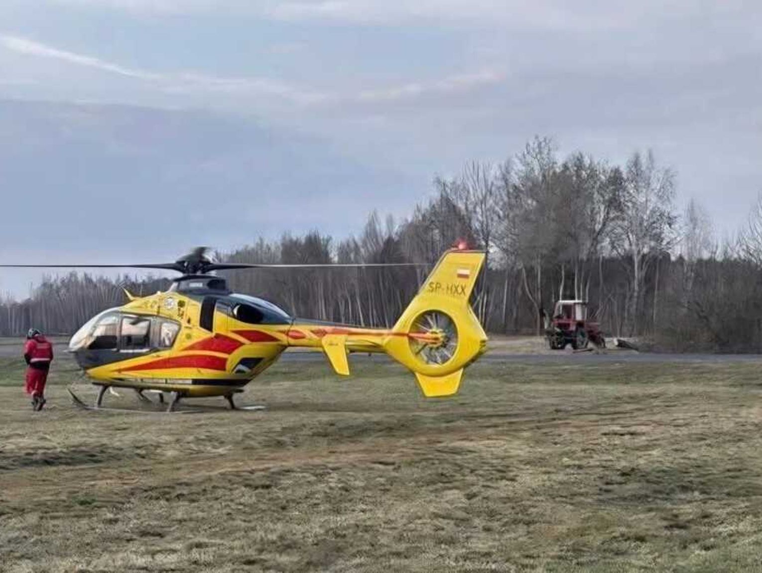 Wypadek w Zagoździu. Konar przygniótł 45-latka