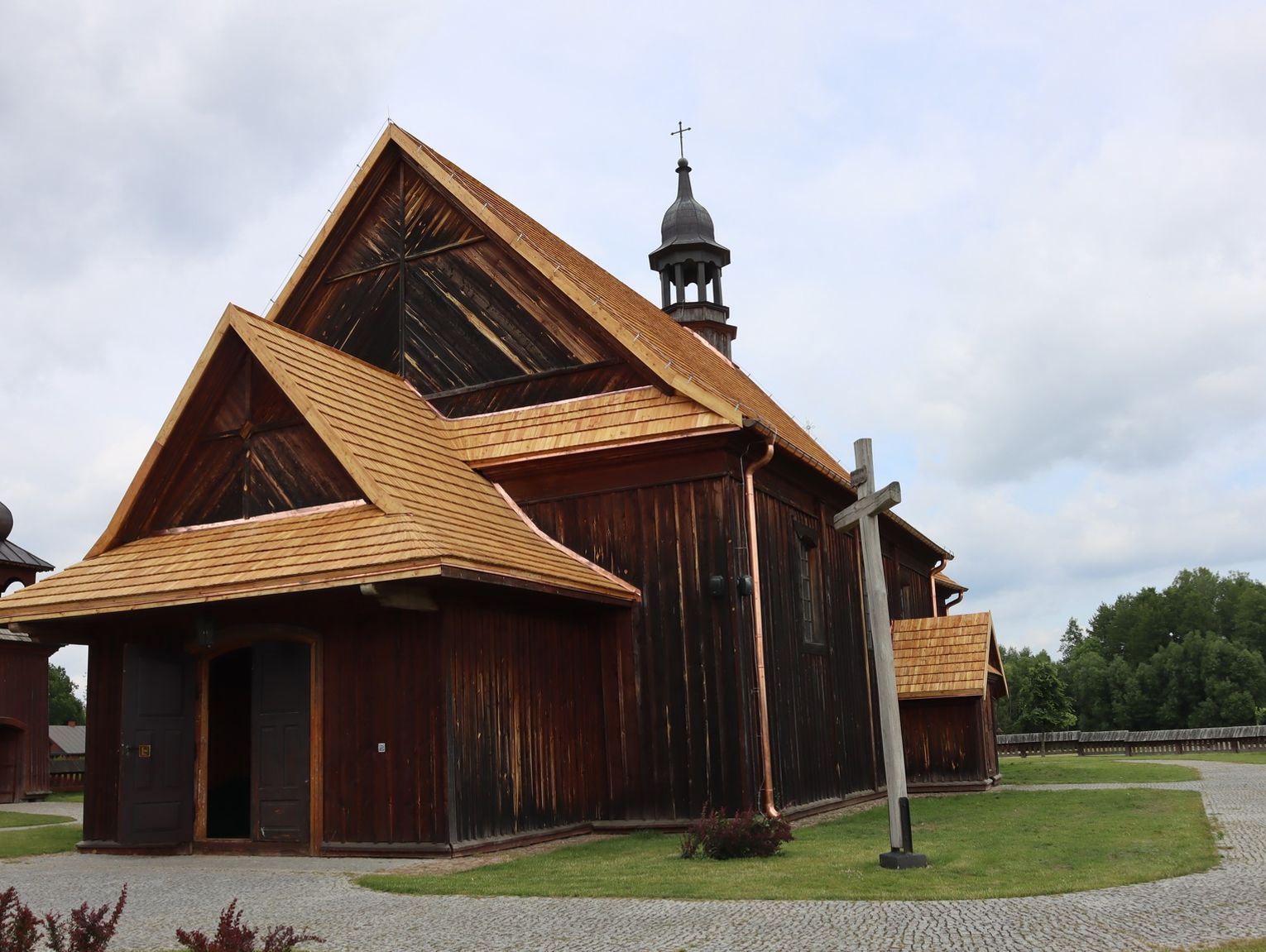 Zabytkowy kościół w Pratulinie z nowym poszyciem dachu