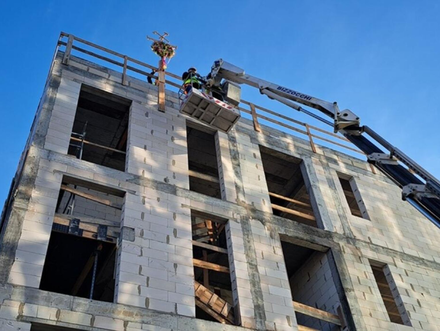 Zawiesili wiechę nad nowym budynkiem starostwa [ZDJĘCIA]