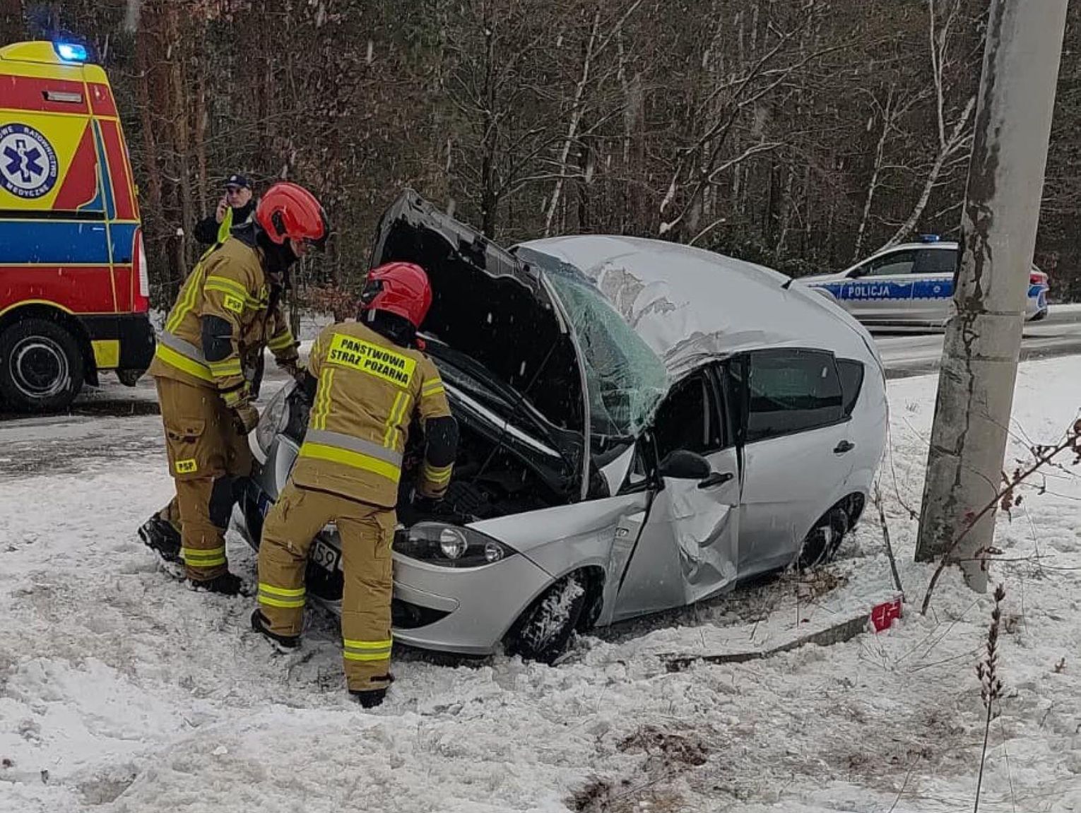 Zderzenie aut w Starej Wróblinie. Dwie osoby ranne [ZDJĘCIA]